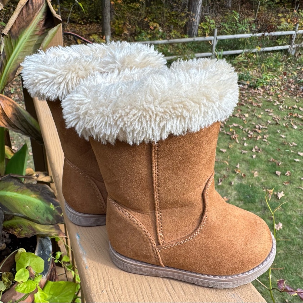 Cat & Jack Tan Girls Boots with Cream Fur Trim